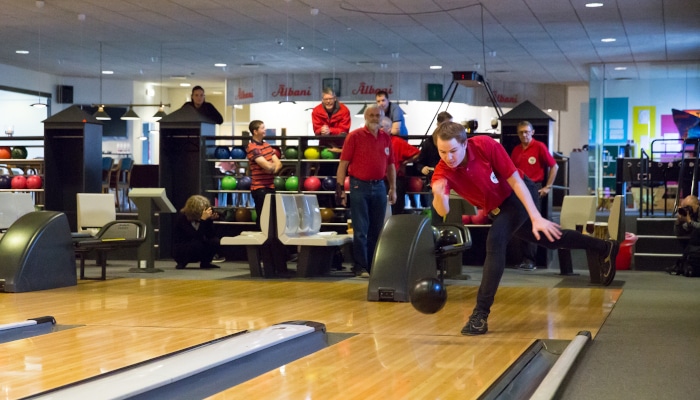 Mærk spændingen til en turnering Bowlingturnering i Middelfart hos King Pin Bowl & Diner