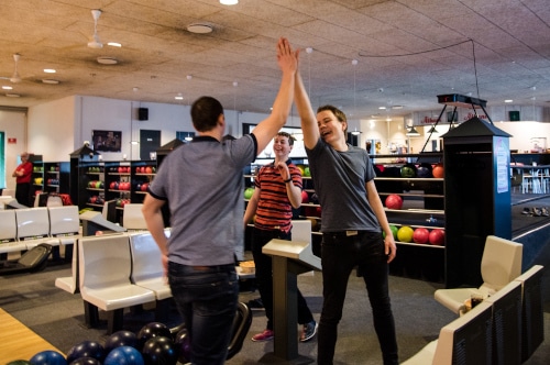 Få opbakning af holdkammeraterne! Spil bowling i en forening