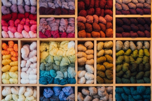 Kvalitetsgarn i alle regnbuens farver Fiberfolk Middelfart 2021